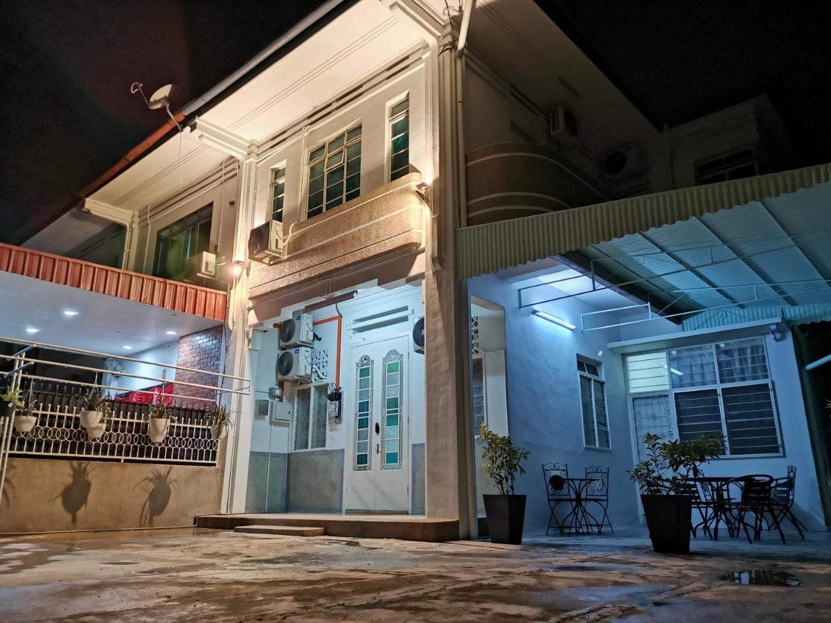 G Fortune Guest House Victoria Green George Town Exteriör bild
