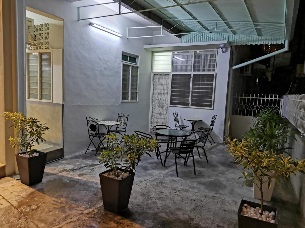 G Fortune Guest House Victoria Green George Town Exteriör bild