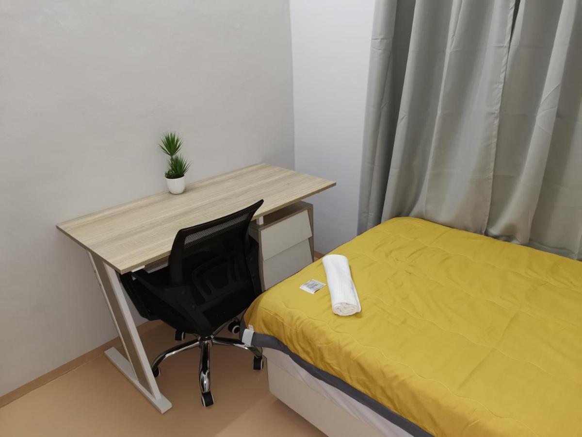G Fortune Guest House Victoria Green George Town Exteriör bild