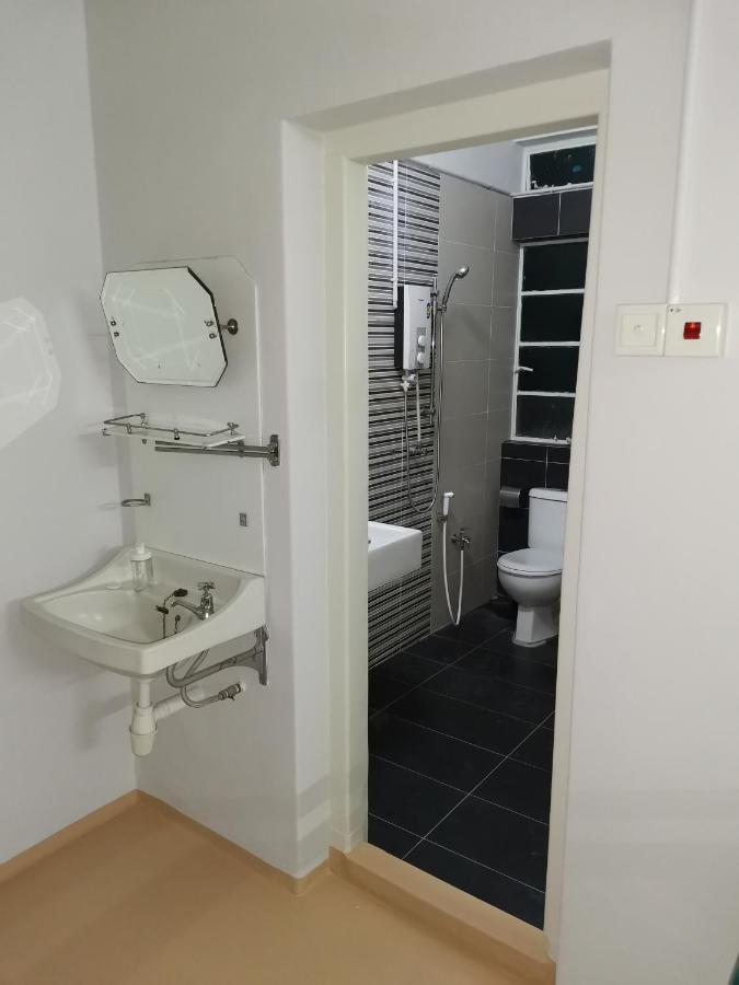 G Fortune Guest House Victoria Green George Town Exteriör bild