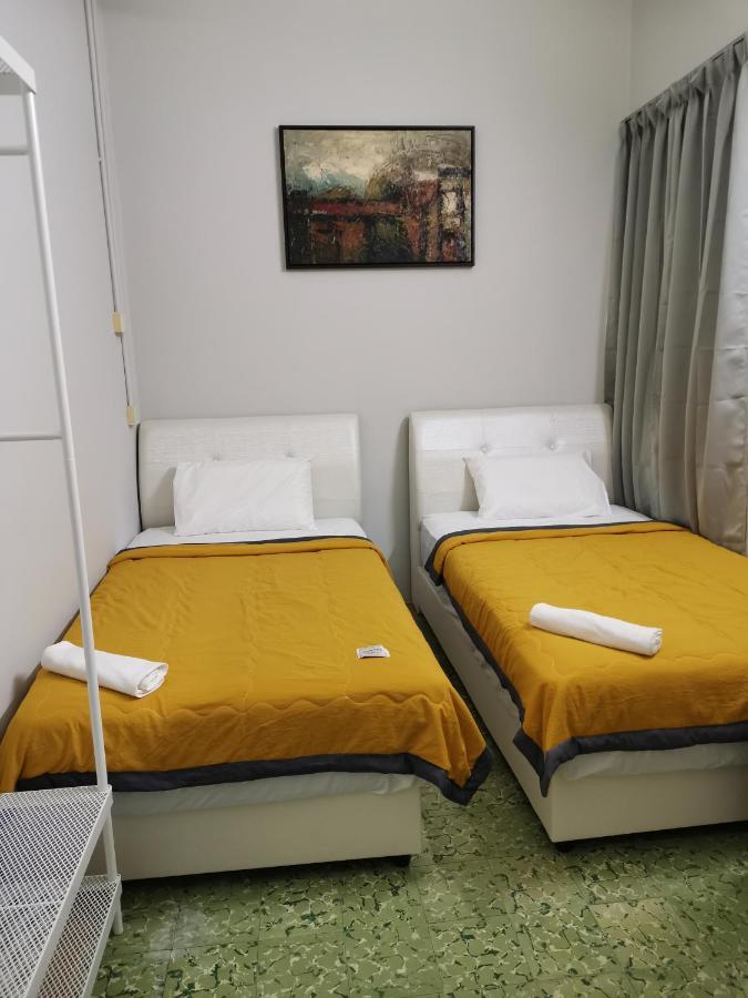 G Fortune Guest House Victoria Green George Town Exteriör bild